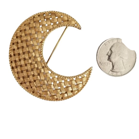 Trifari Crown Over T Gold Tone Lattice Crescent Moon Brooch, Signed M431 - Picture 5 of 7